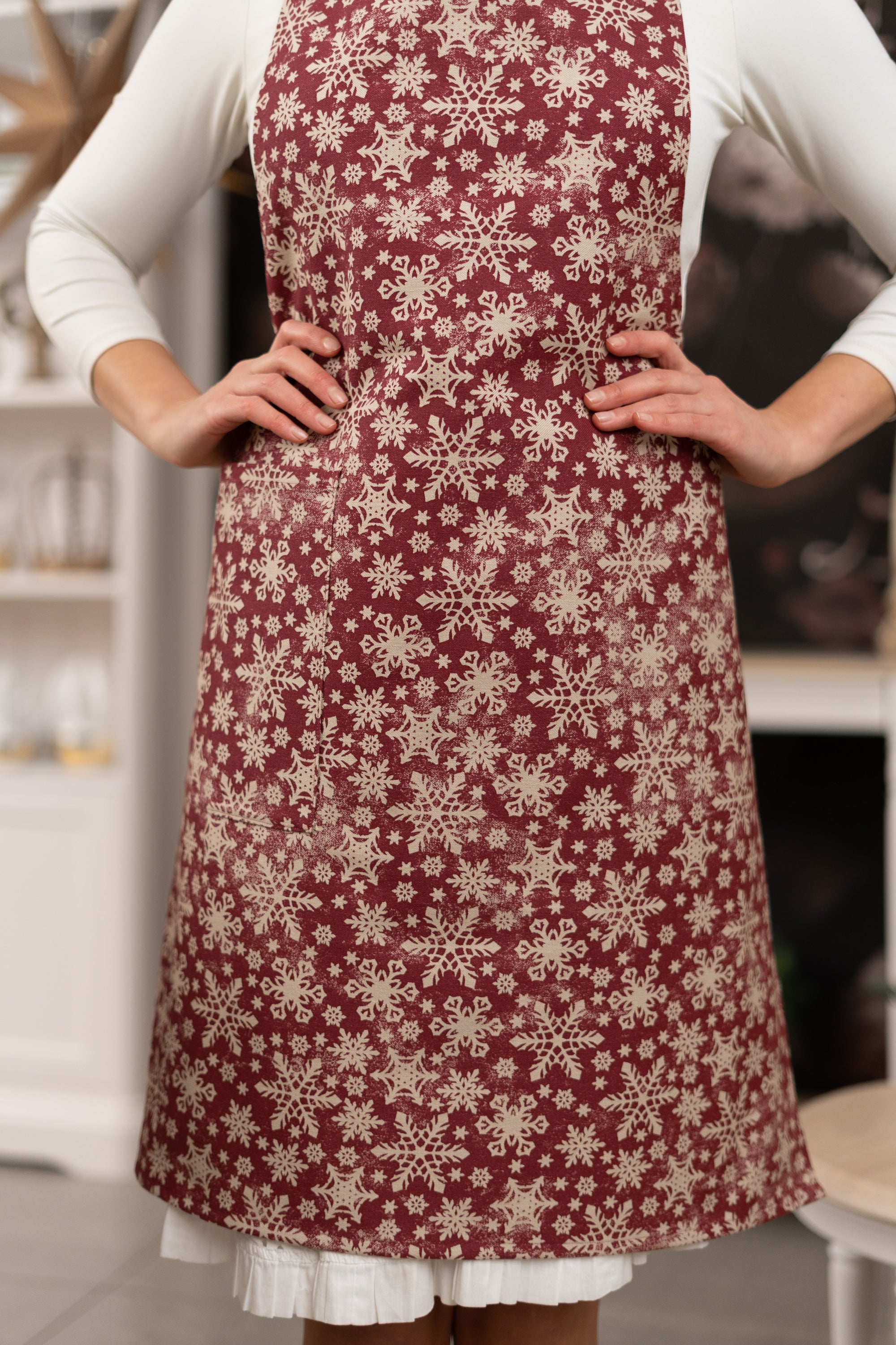 Rote Weihnachtsschürze für Damen mit Schneeflockenmuster.