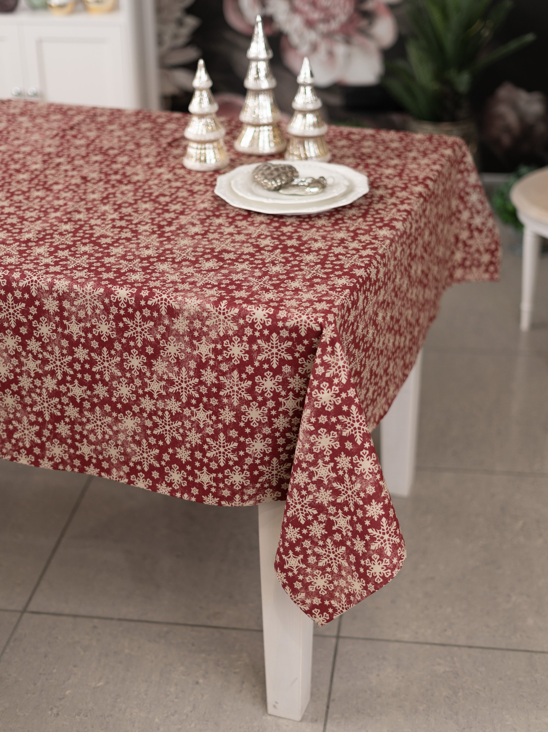 Rote Tischdecke mit Weihnachtsmotiv und Schneeflockenmuster