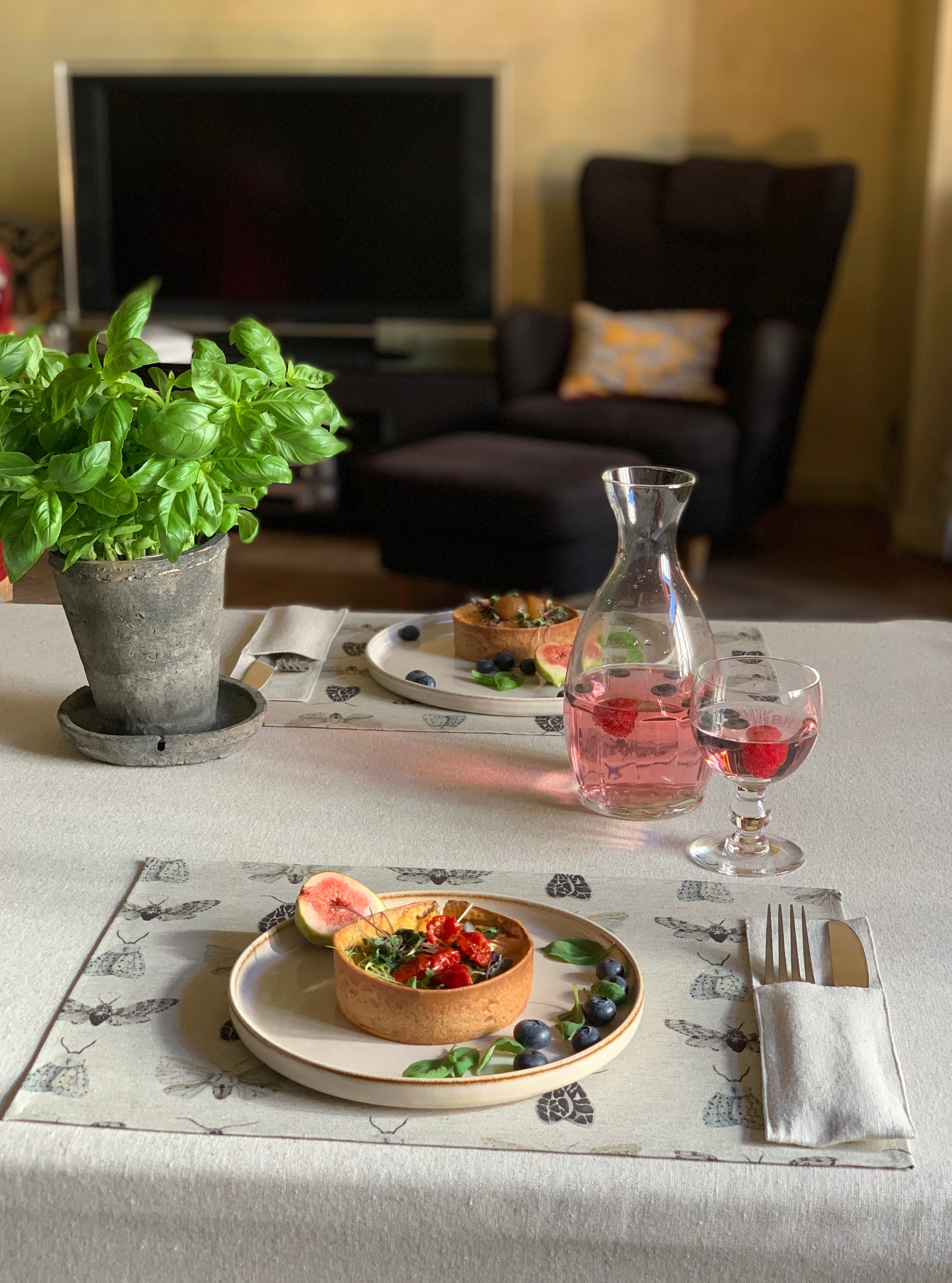 Platzierung aus recyceltem Stoff mit Nachtfalter-Print | Nord Wings