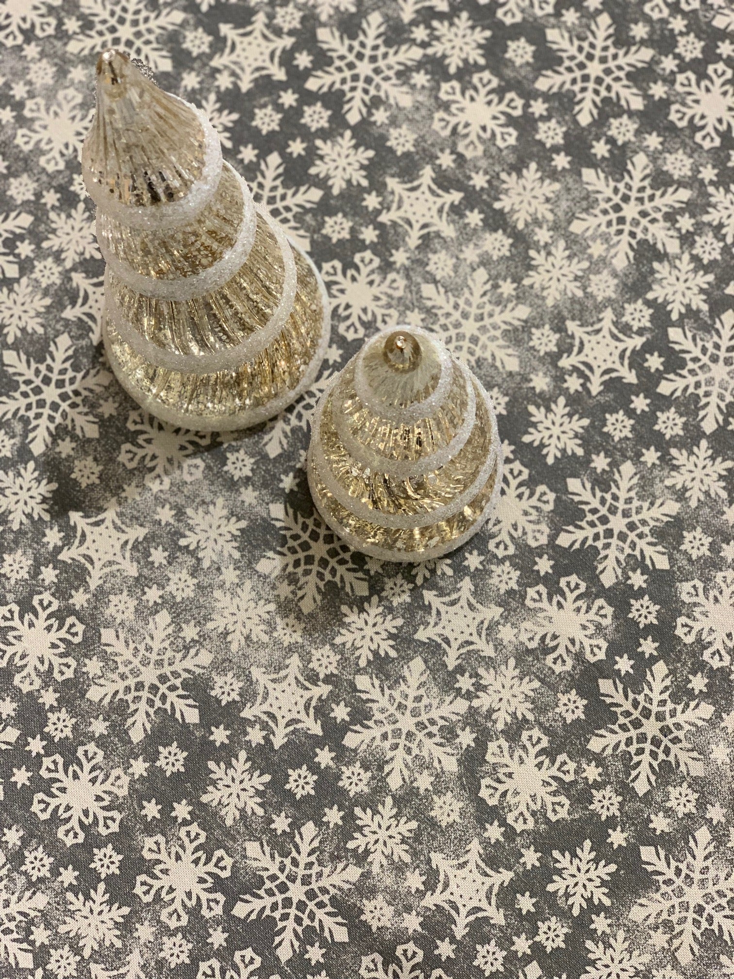 Runde, graue Tischdecke mit Weihnachtsmotiv und Schneeflockenmuster