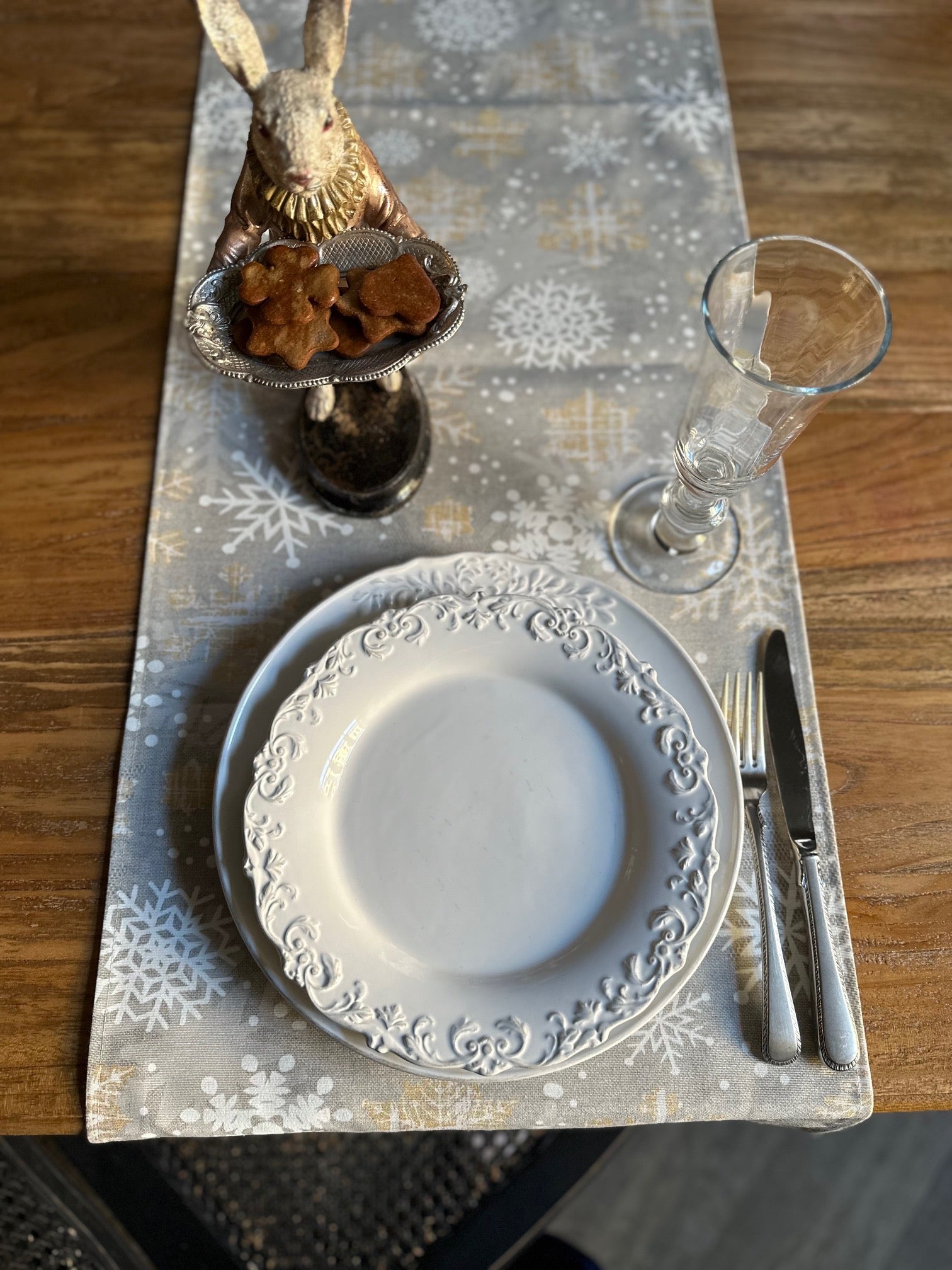 Tischläufer mit Wintermotiv, Quasten und Schneeflockenmuster