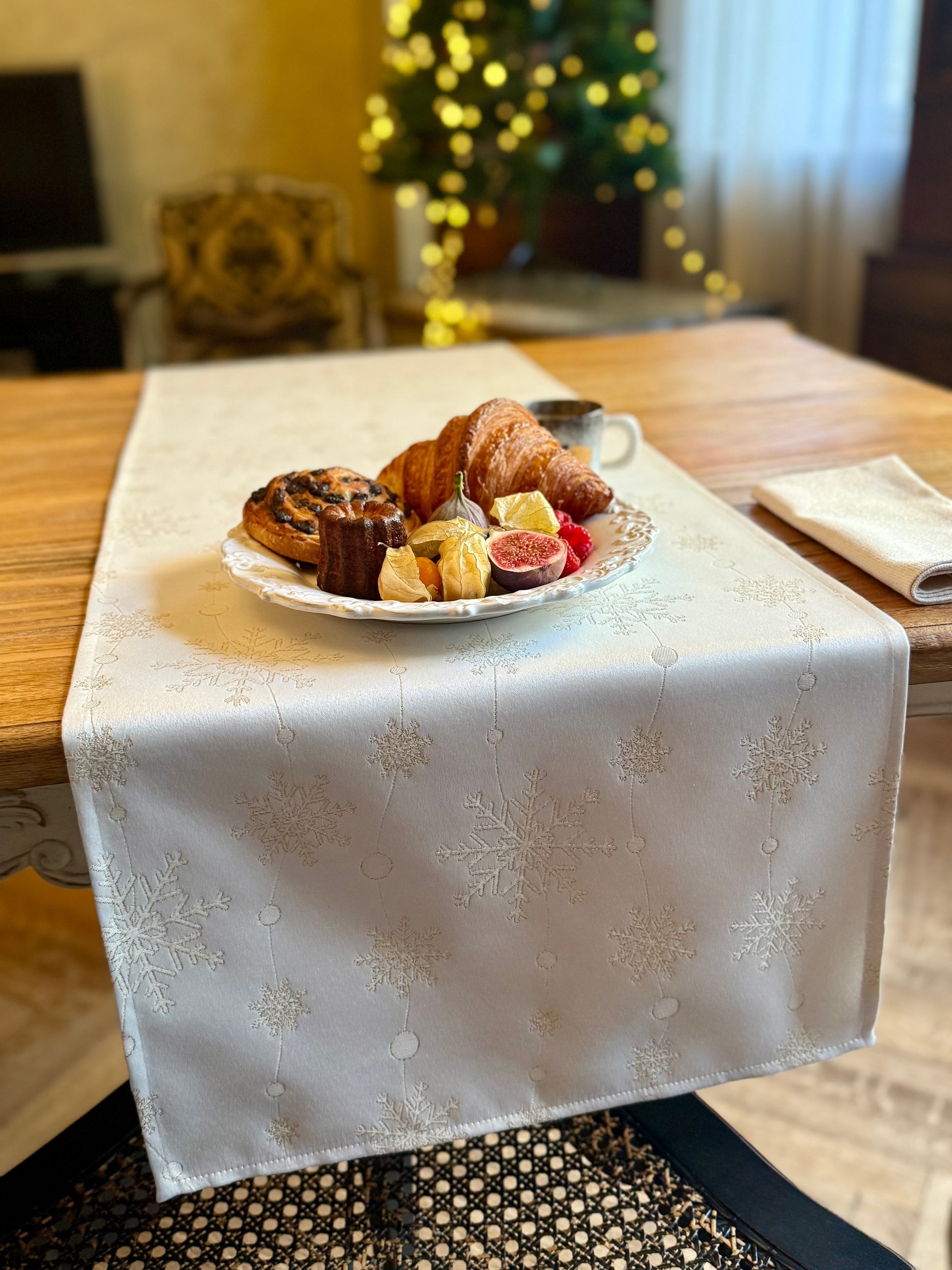 Christmas Table Runner, different sizes | Golden Snowfall