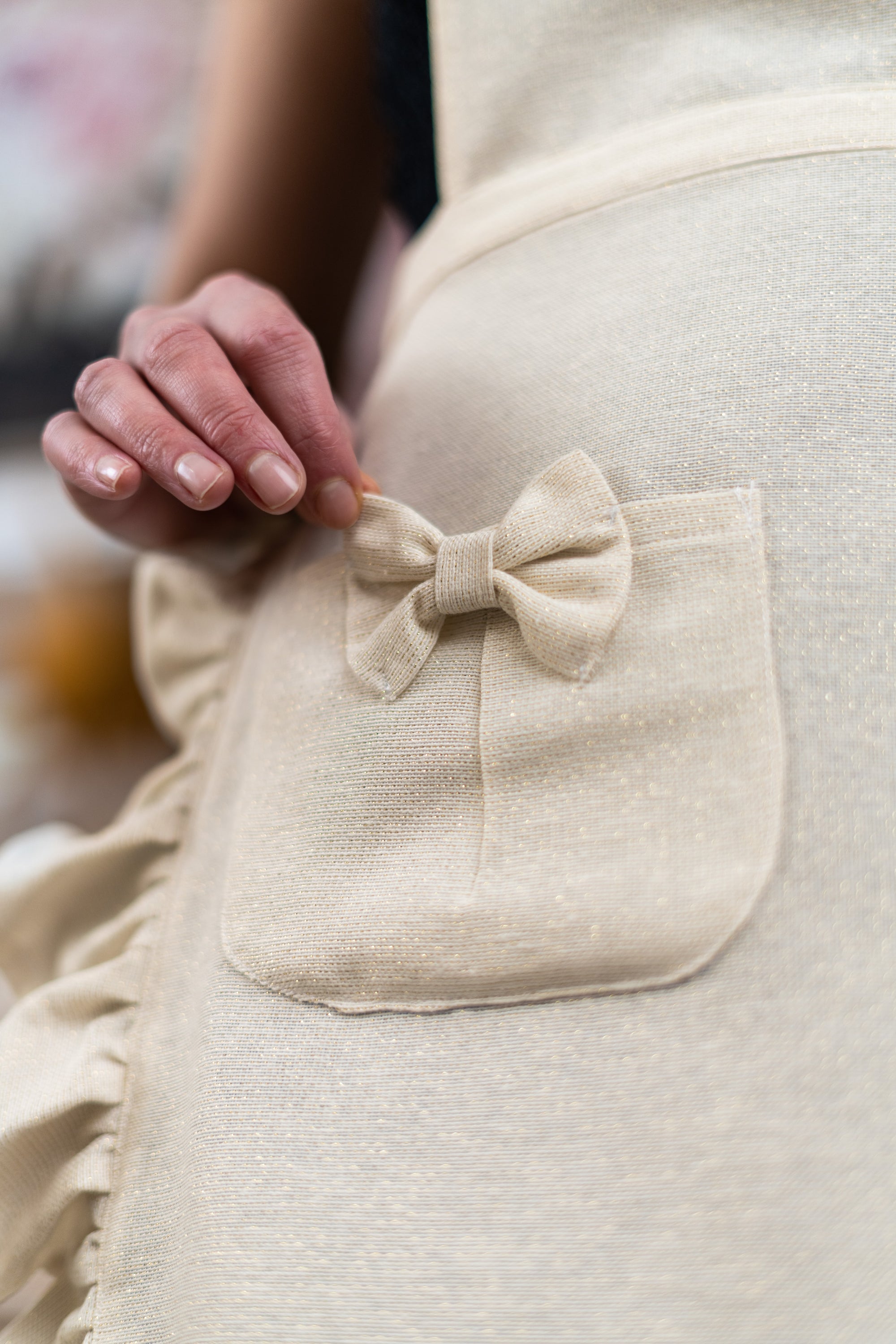 Tablier pour femme à volants et poche, mélange polycoton, imprimé. |