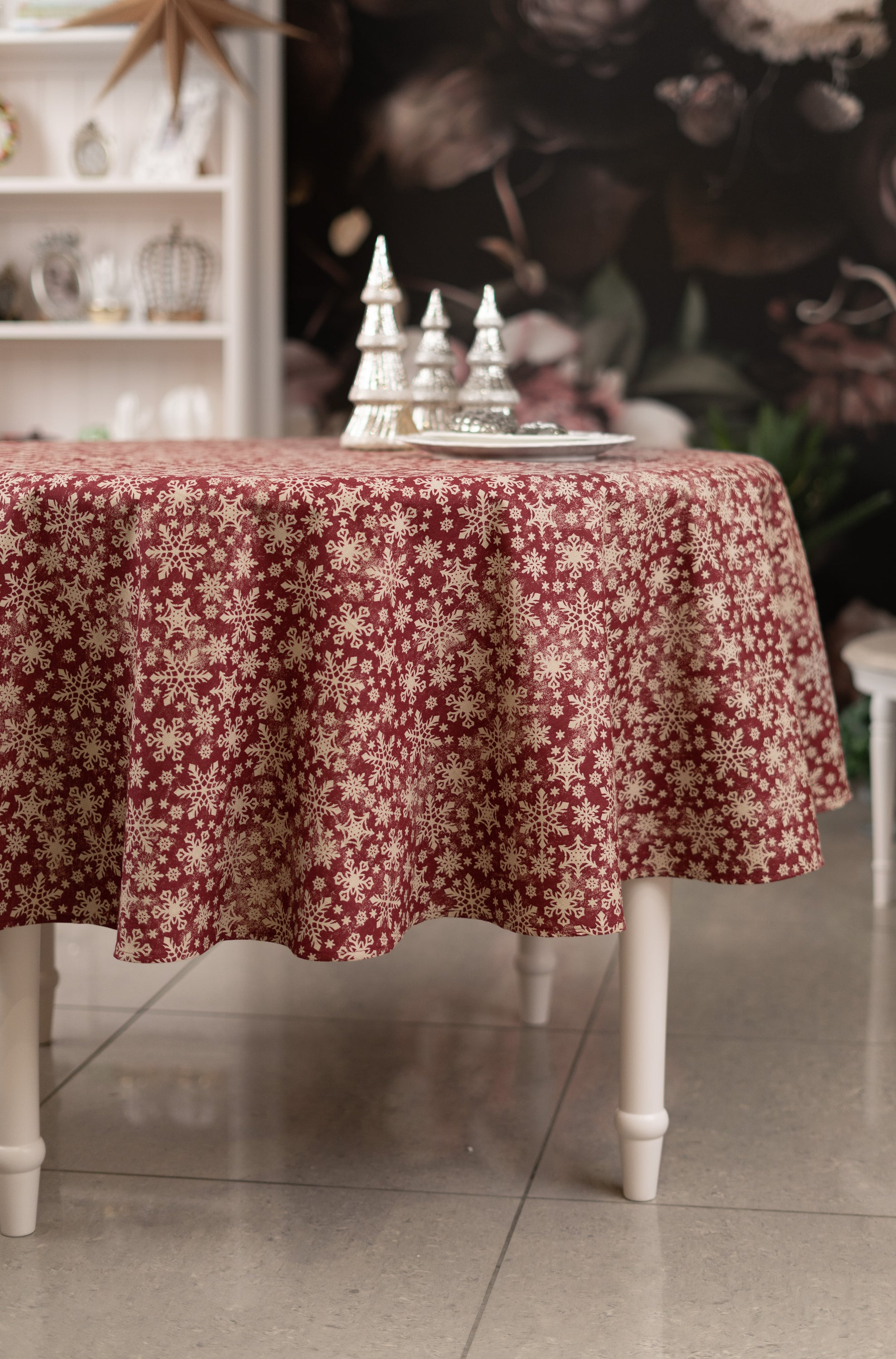 Nappe ronde rouge à motif de Noël et imprimé flocons de neige