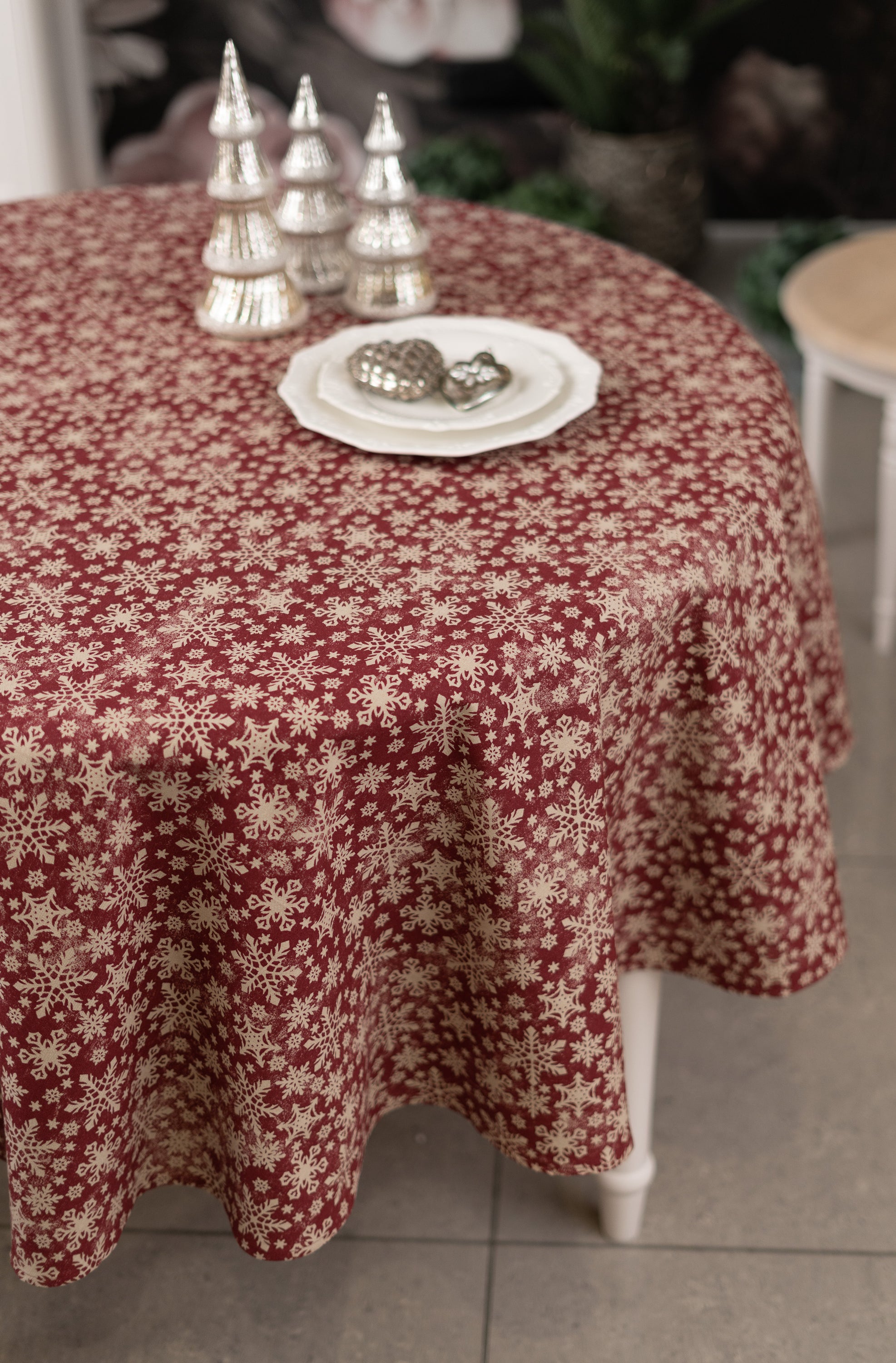 Nappe ronde rouge à motif de Noël et imprimé flocons de neige
