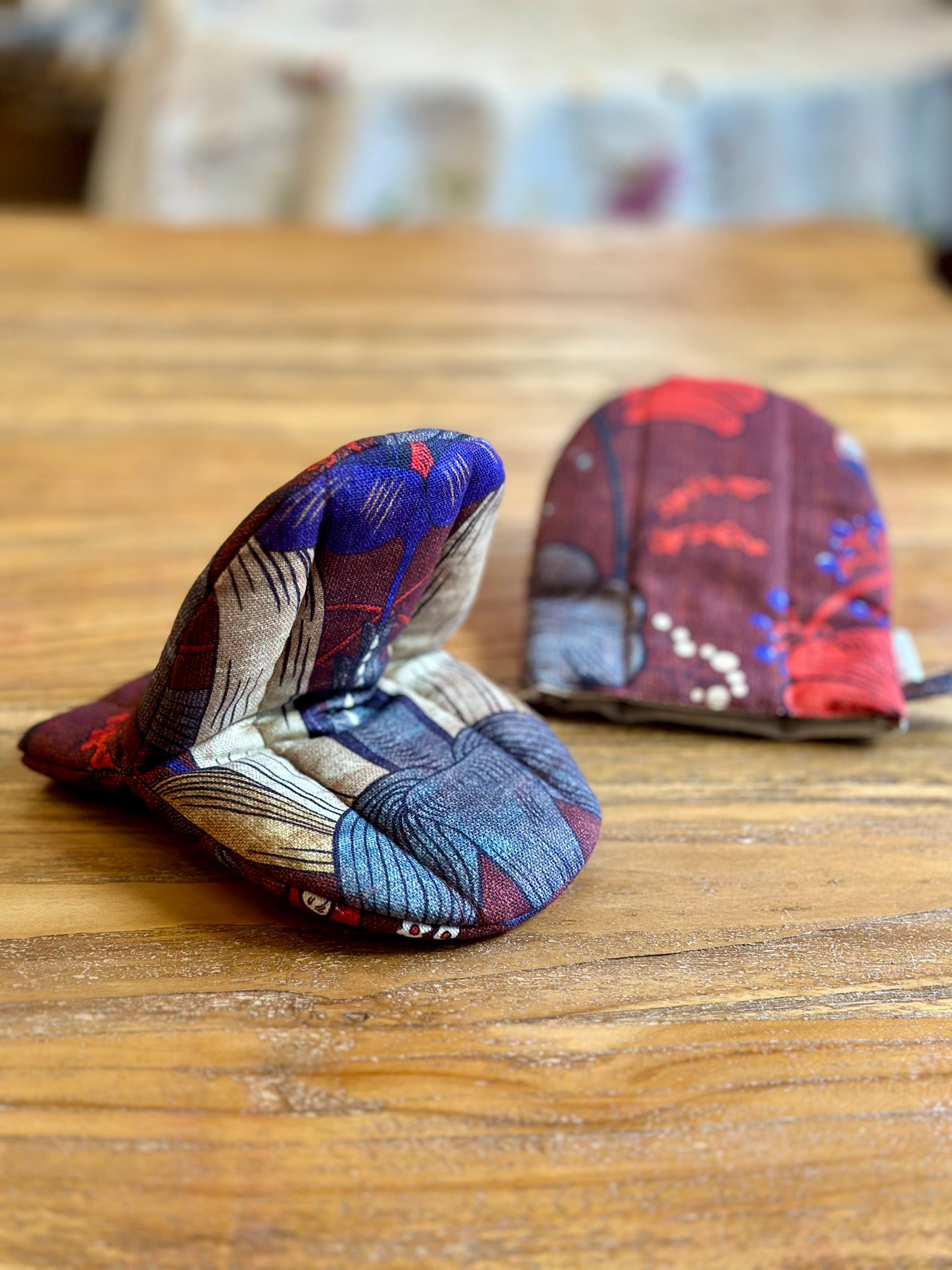 Gant de cuisine petit modèle, double rembourrage en laine, coton imprimé | Red Drama