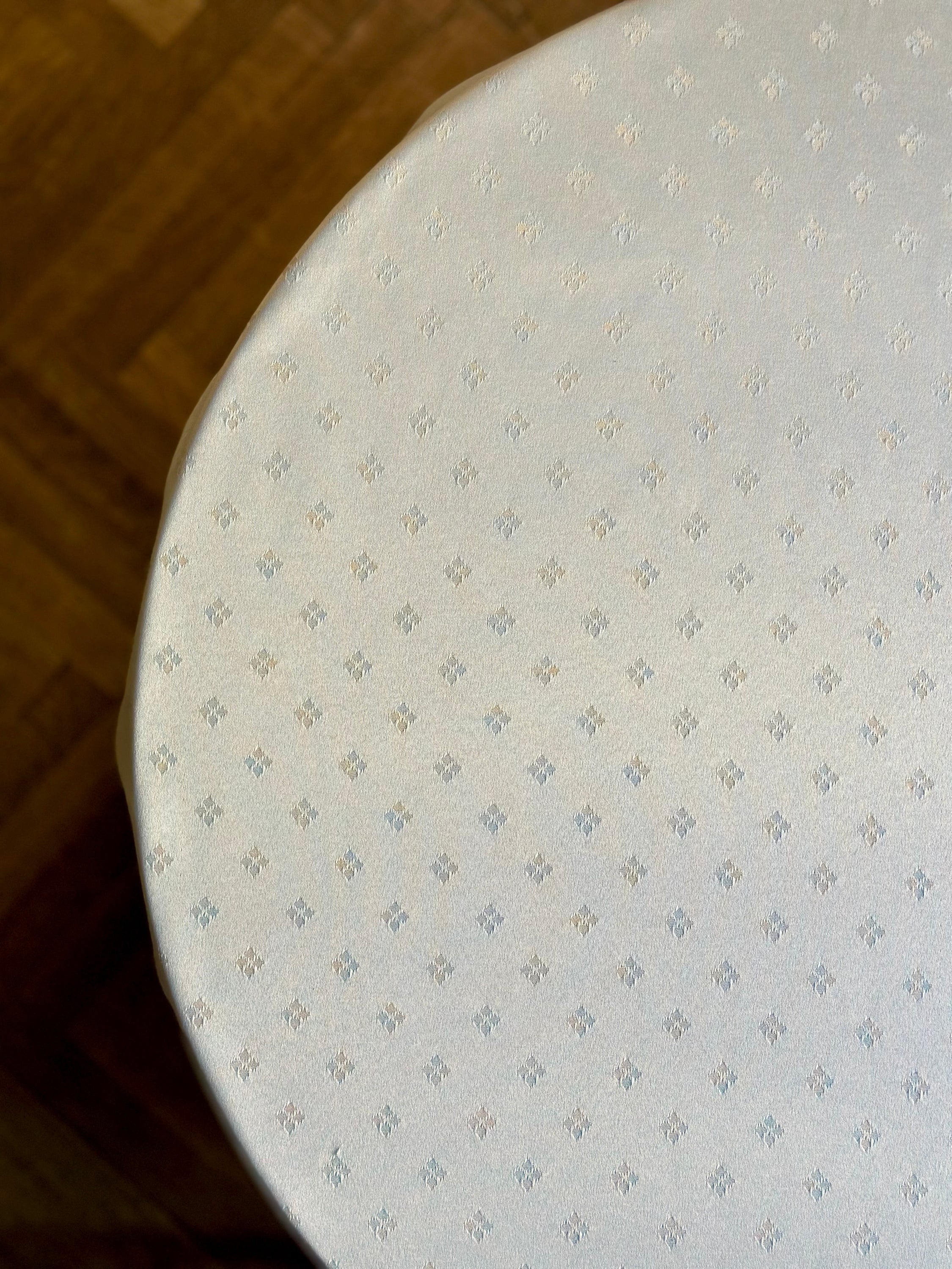 Round Classic white tablecloth with an ornament, Cotton-Poly mix |