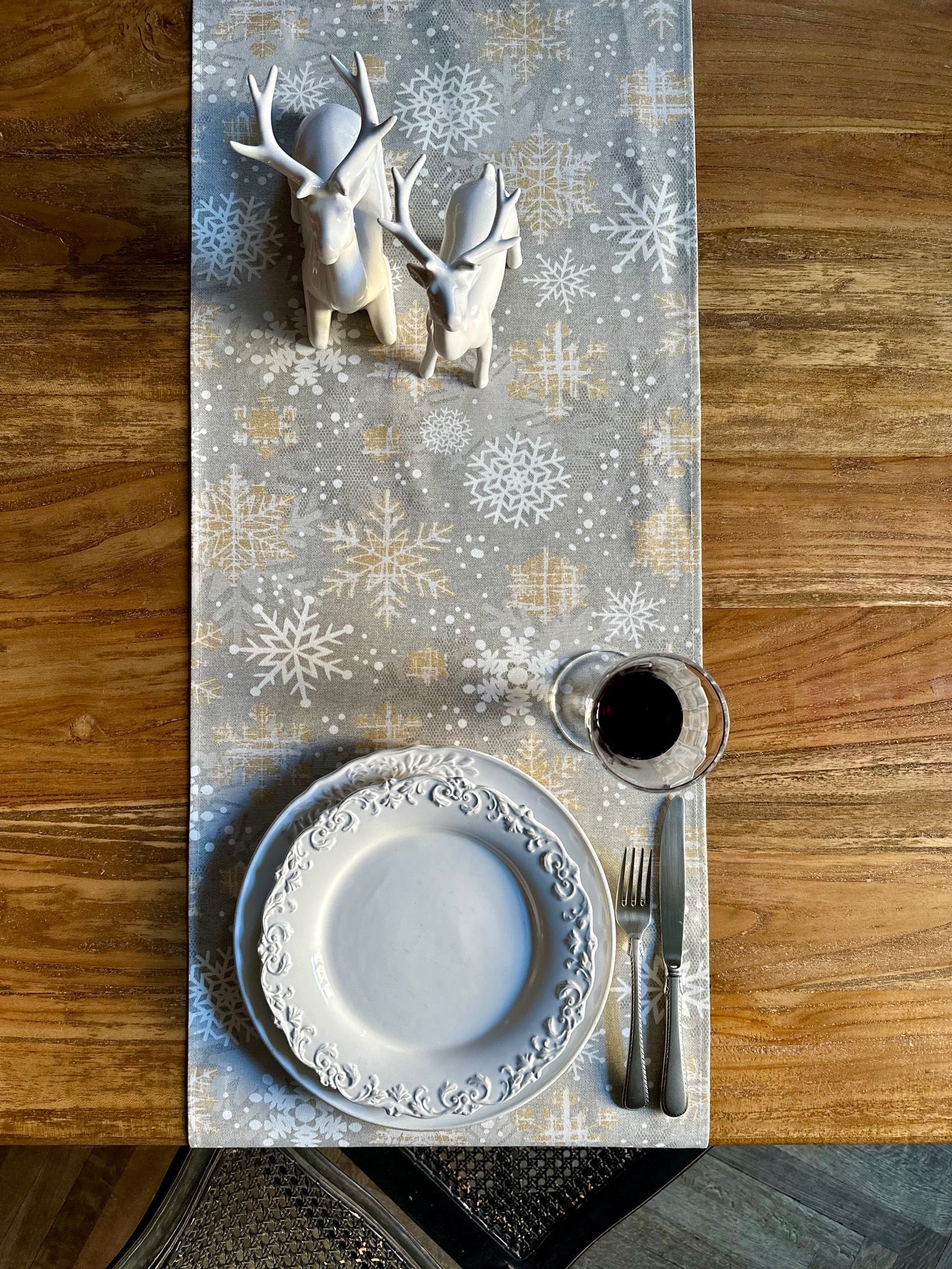 Chemin de table à motif hivernal avec pompons et imprimé flocons de neige.