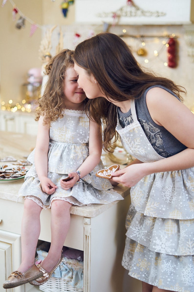 Winterliche Damenschürze mit Schneeflockenmuster, Baumwoll-Polyester-Mix | Tee