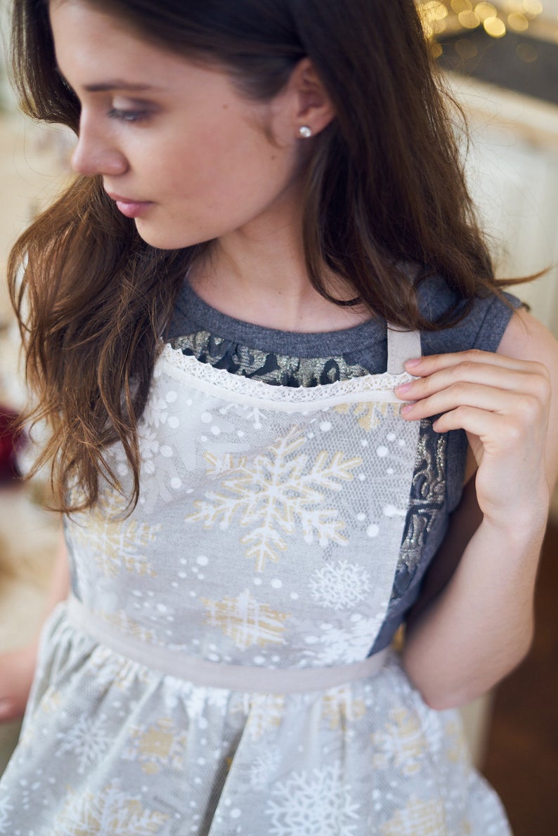 Winterliche Damenschürze mit Schneeflockenmuster, Baumwoll-Polyester-Mix | Tee