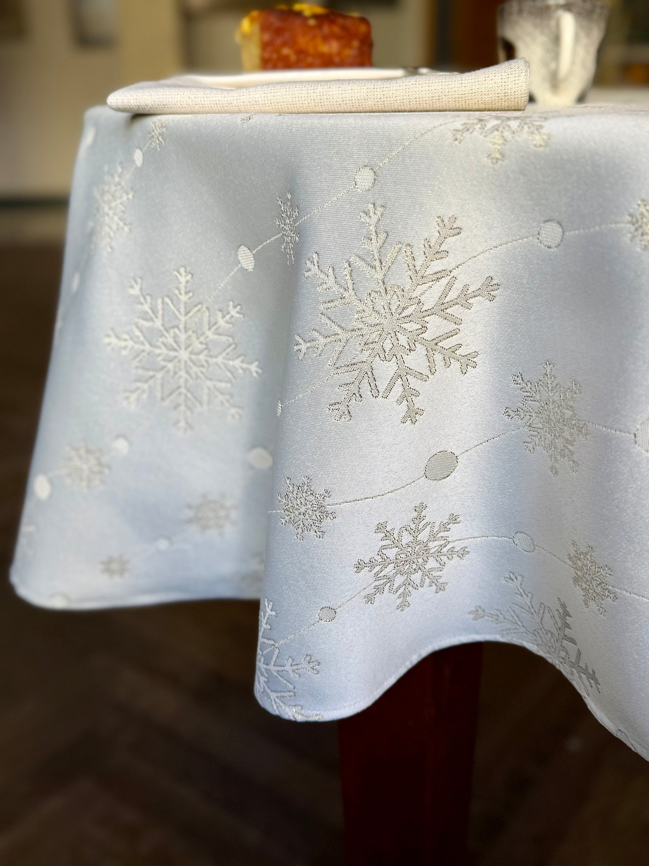 Runde Tischdecke mit Weihnachtsmotiv | Goldener Schneefall