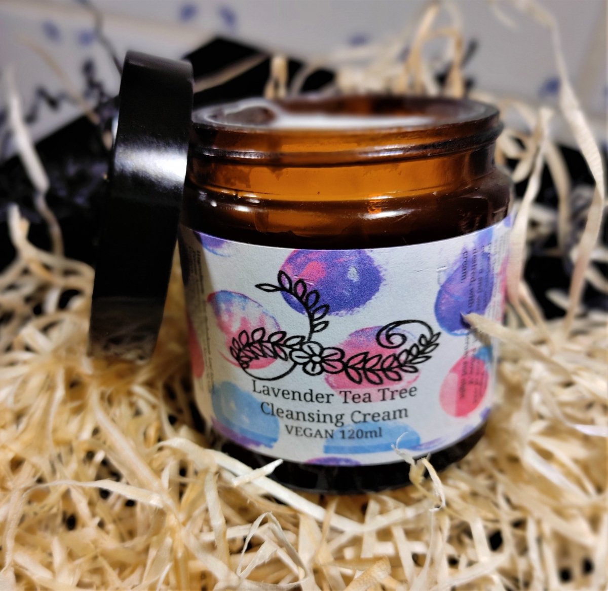 Luxuriöser, klärender Creme-Reiniger mit Lavendel und Teebaumöl – vegan